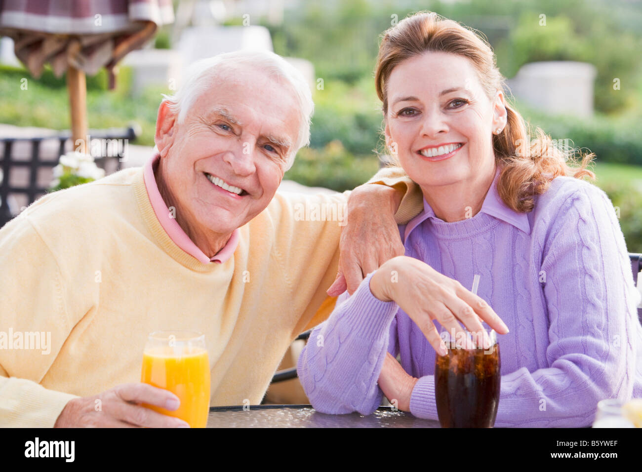 Paar genießt ein Getränk von einem Golfplatz Stockfoto