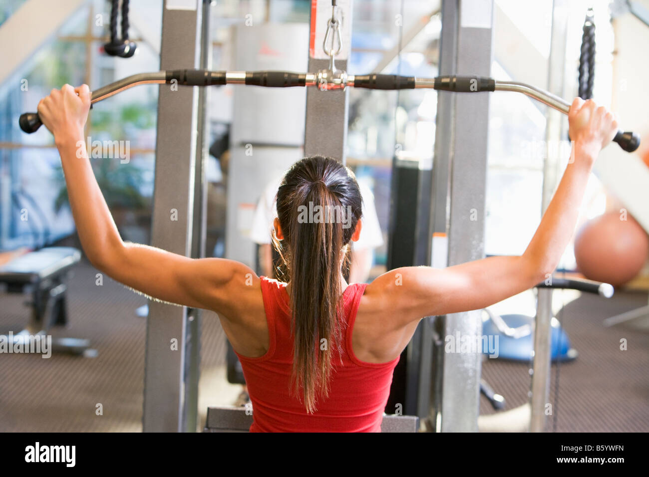 Frau Krafttraining im Fitnessstudio Stockfoto