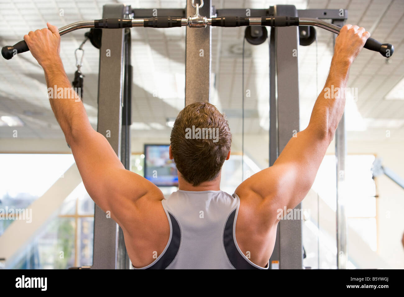 Mann Krafttraining im Fitnessstudio Stockfoto
