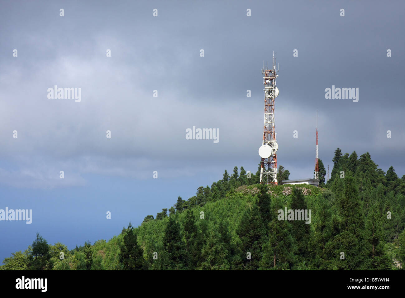 Mast neben der schmalen Straße auf dem Kraterrand von Visto Rei nach Westen, Fläche von Sete Cidades, São Miguel, Azoren, Portugal Stockfoto