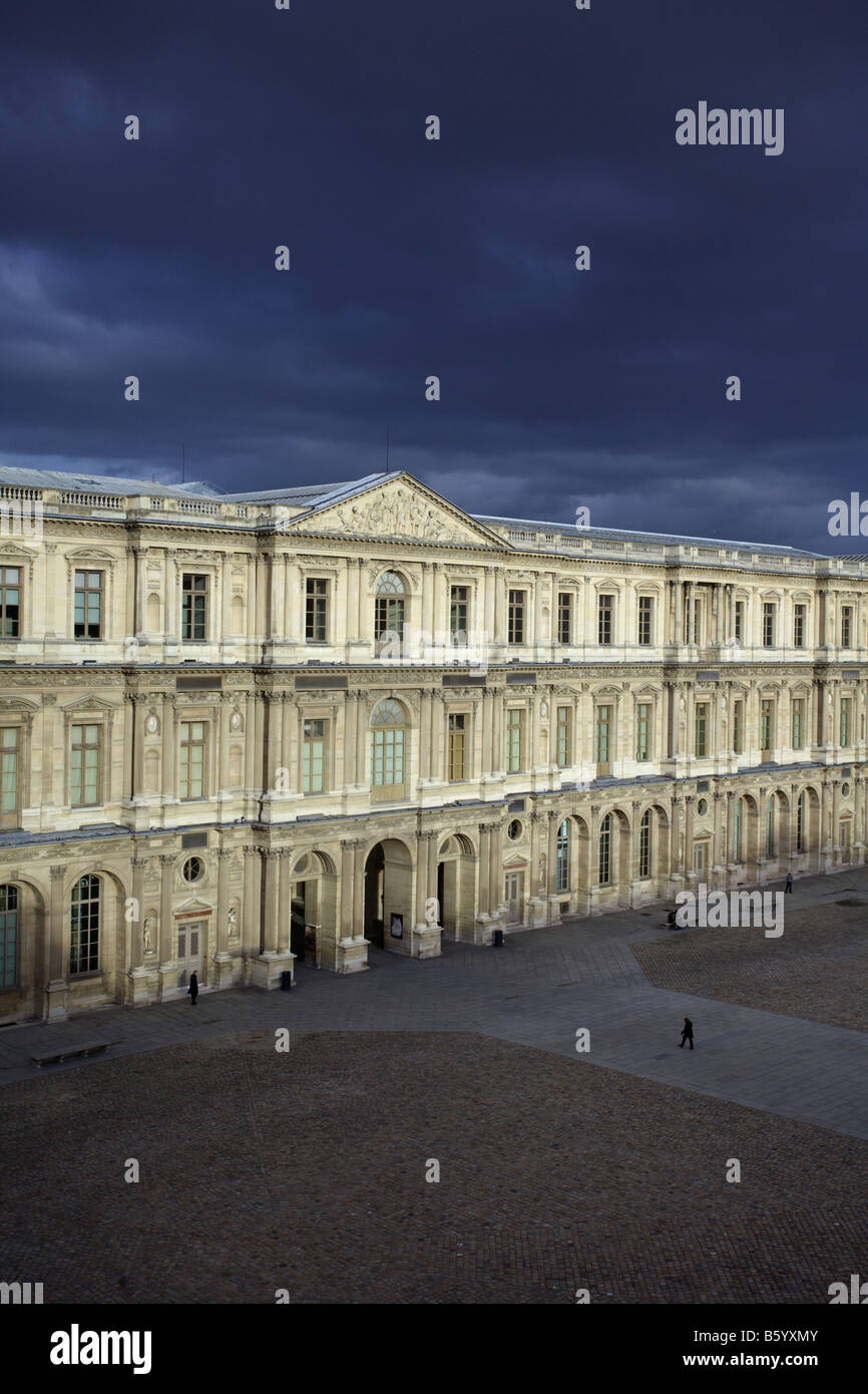 Louvre cour carree -Fotos und -Bildmaterial in hoher Auflösung – Alamy