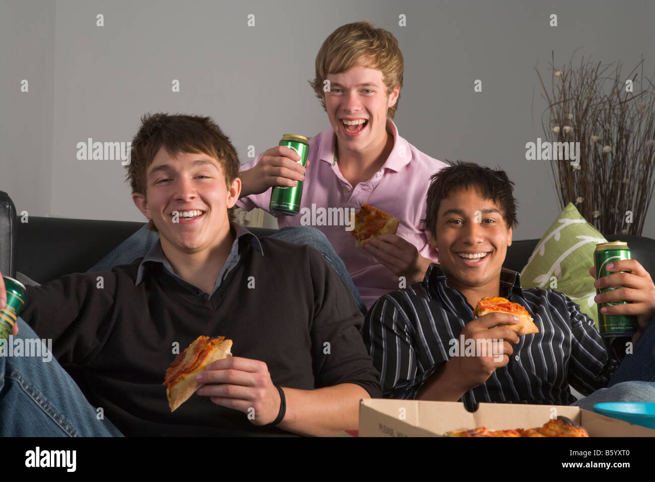 Jungs im Teenageralter Pizza essen Stockfoto