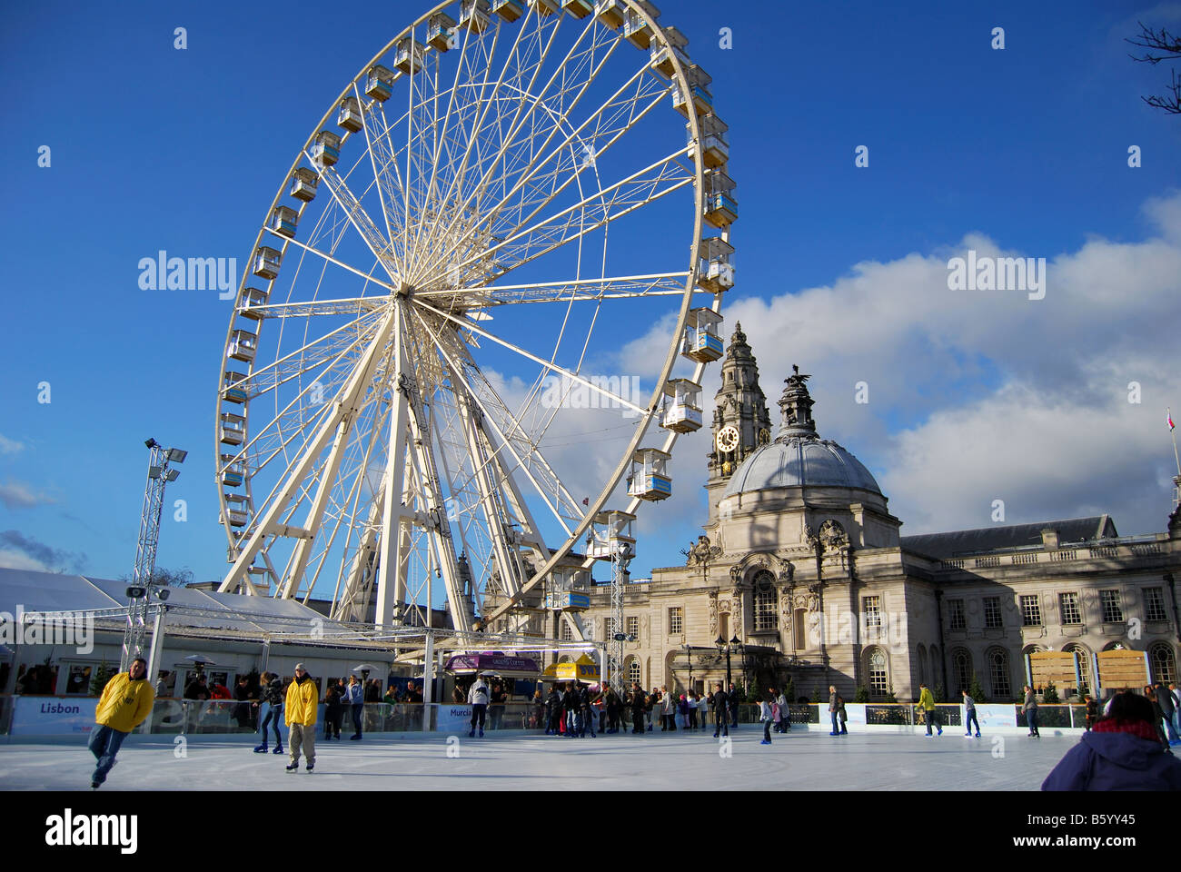Winter Wonderland Ice Skating Rink mit Riesenrad, Rathaus Gärten, Cardiff, Wales, Vereinigtes Königreich Stockfoto