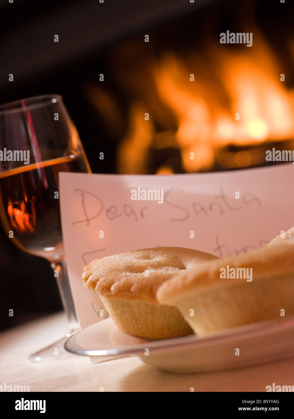 Santa Platte Mince Pie Sherry und einen Brief Stockfoto