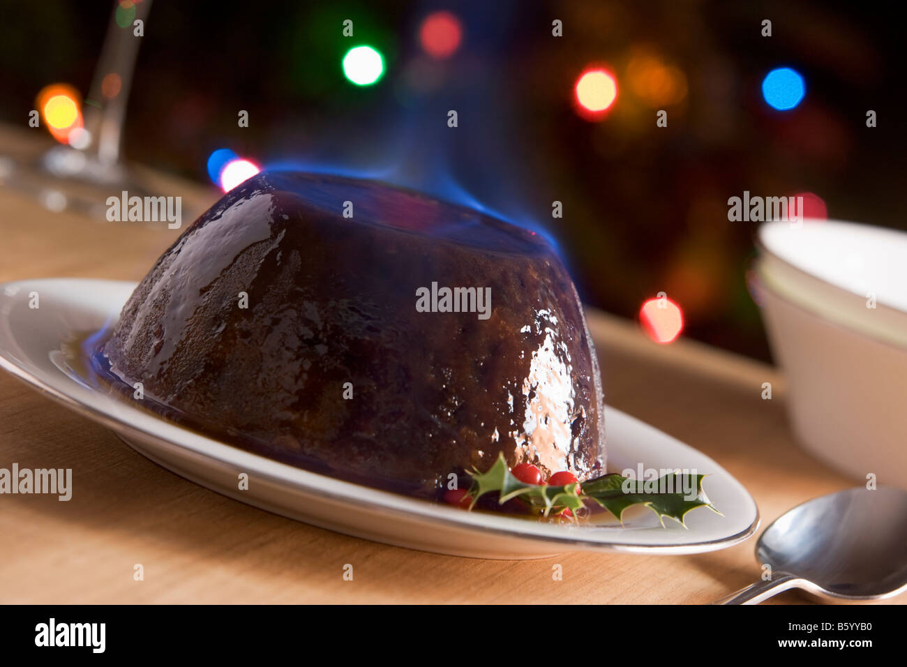 Christmas Pudding mit einem Brandy Flambe Stockfoto