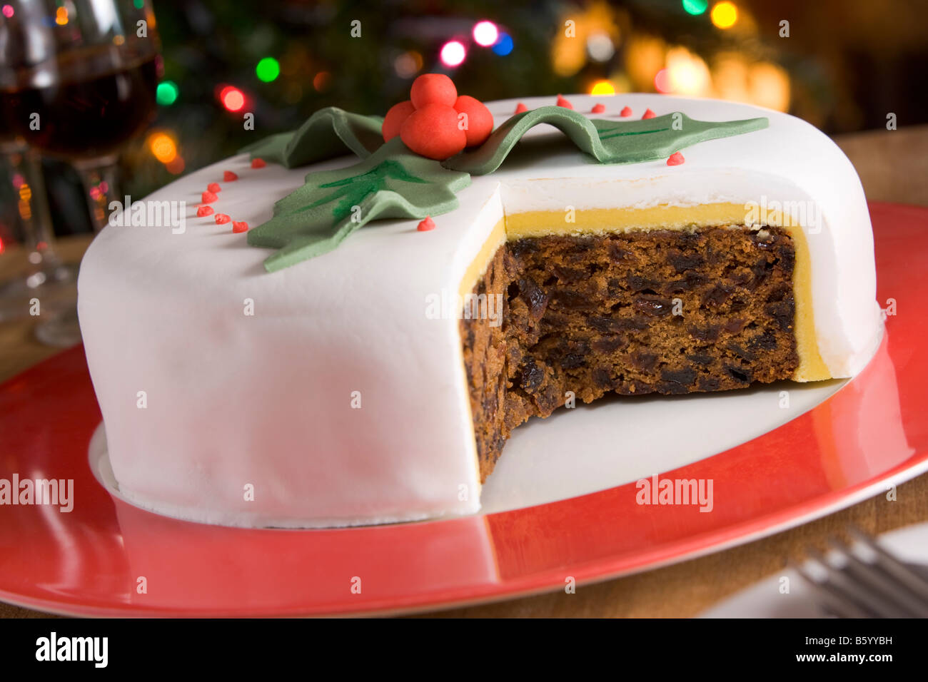 Weihnachten-Obstkuchen mit Scheiben genommen dekoriert Stockfoto