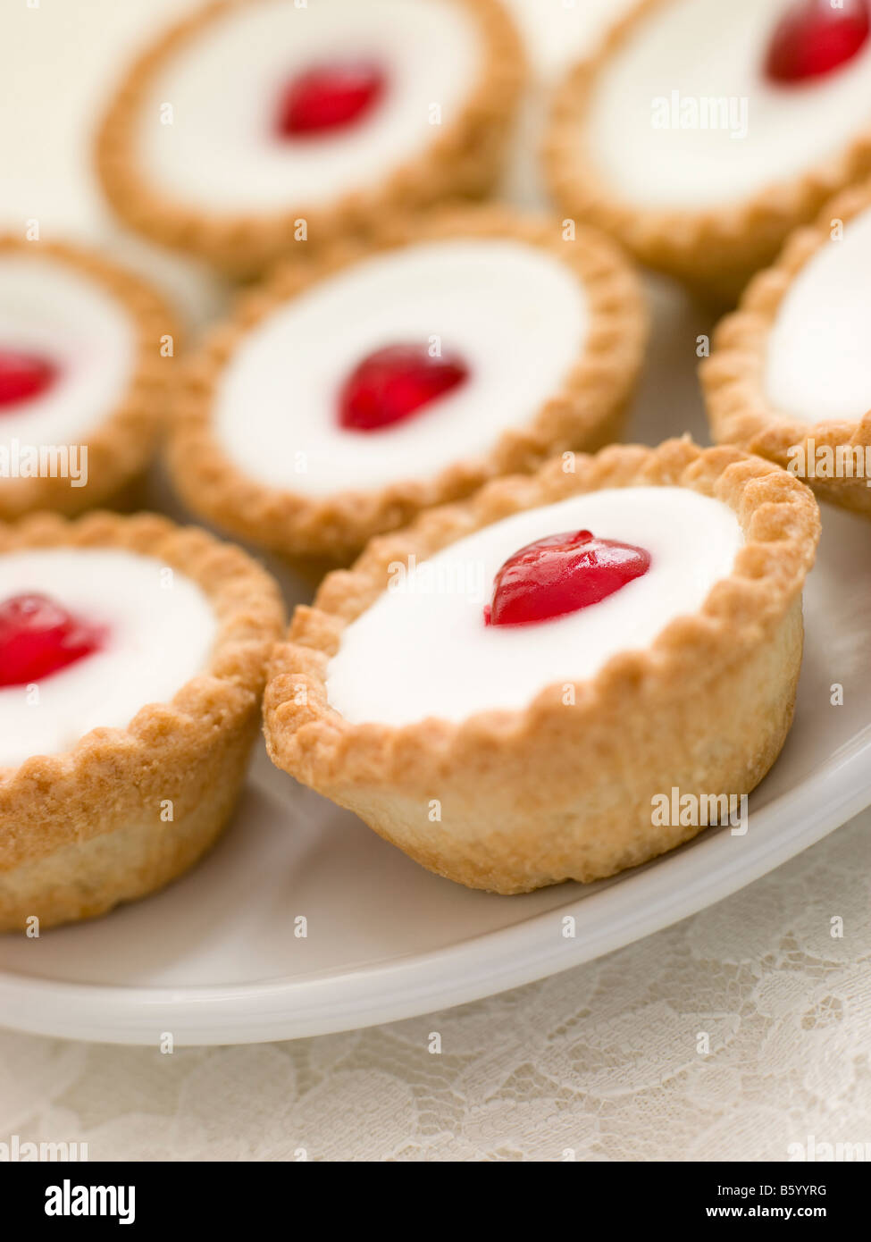 Teller mit Kirsche Bakewell-Törtchen Stockfoto