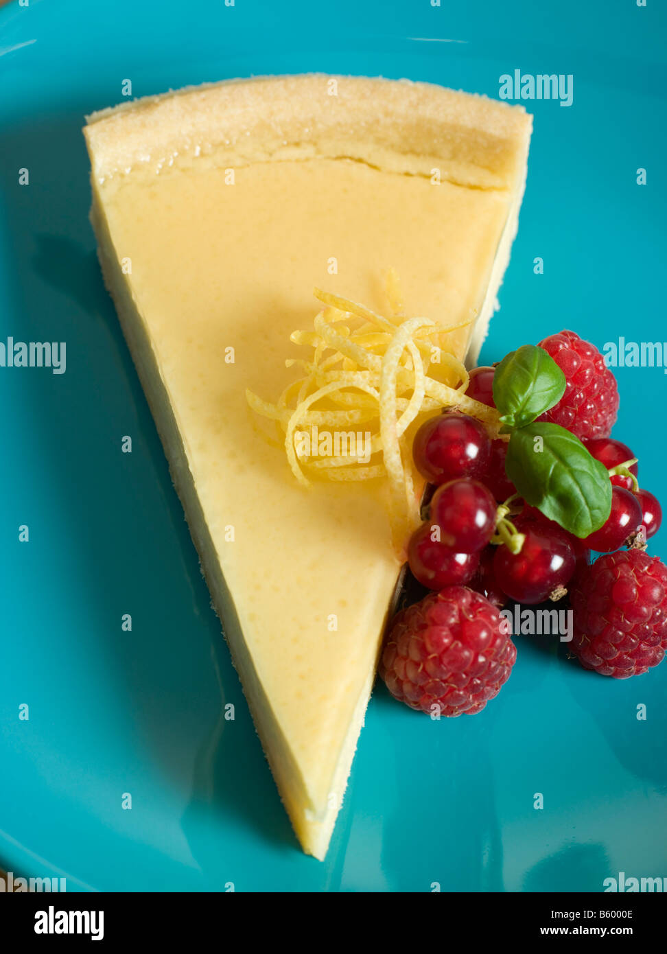 Zitrone-Puddingtörtchen mit Früchten Stockfoto