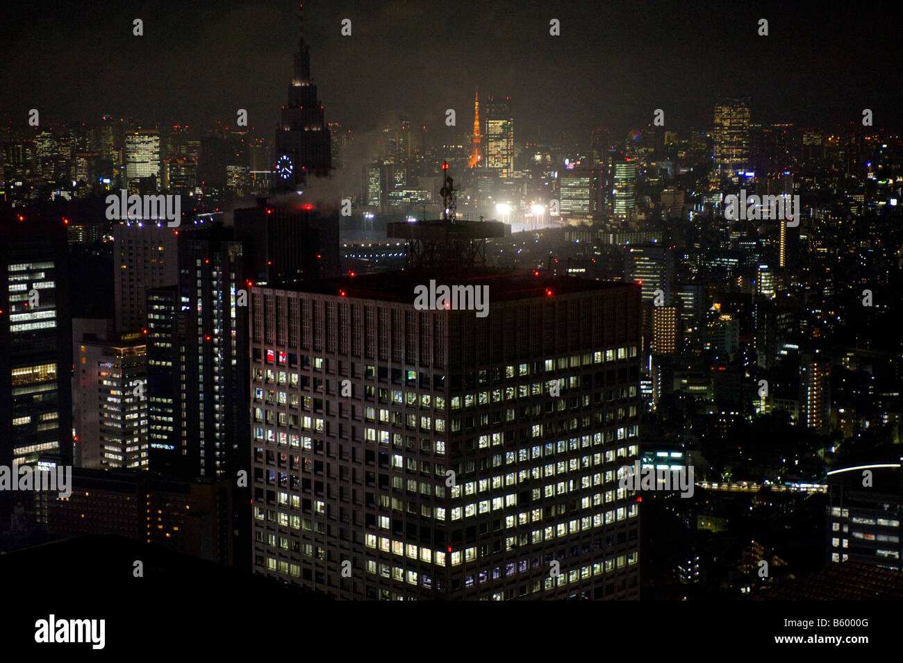 Wolkenkratzer in der Nacht im Geschäftsviertel Nishi Shinjuku in Shinjuku, Tokio, Japan. Stockfoto