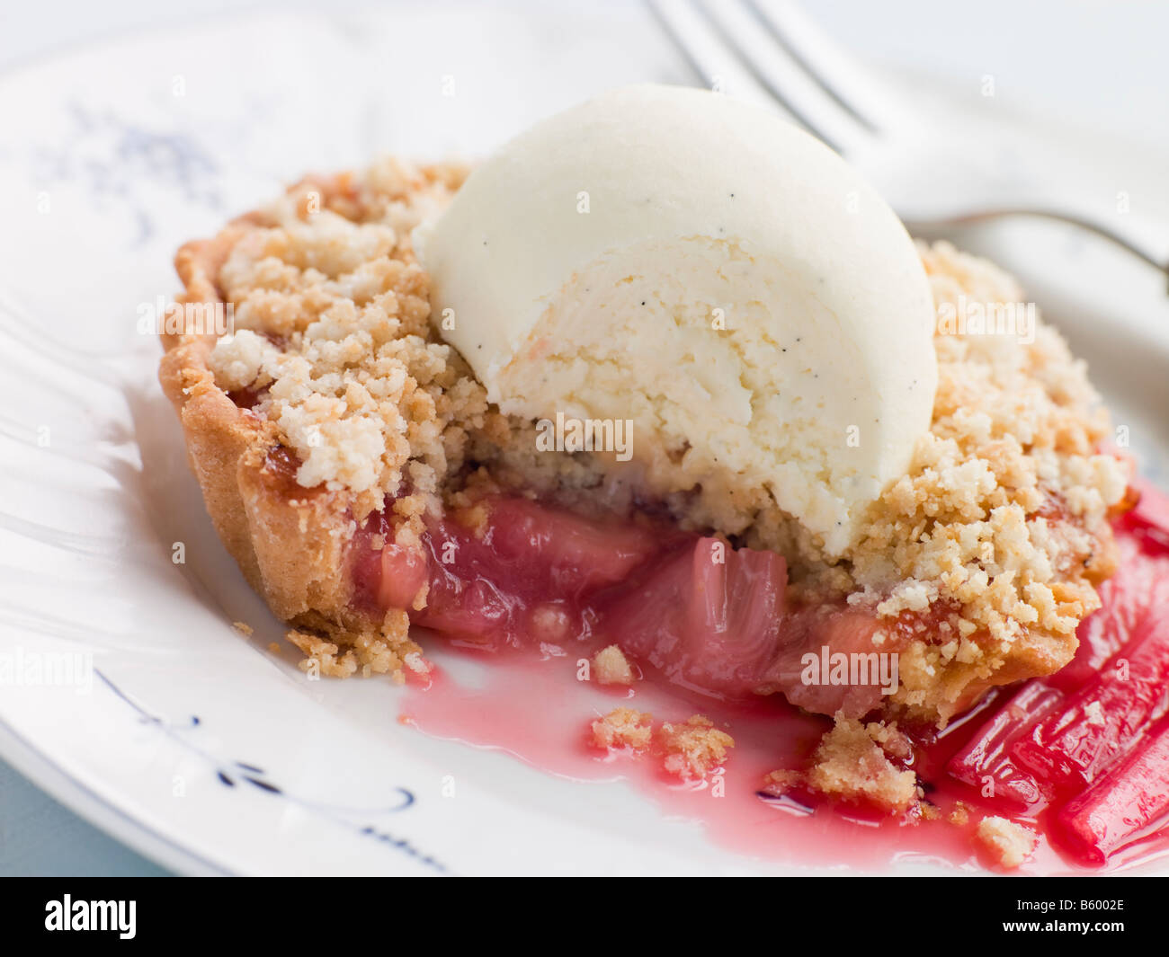 Rhabarber Crumble-Tarte mit Vanilleeis Stockfoto