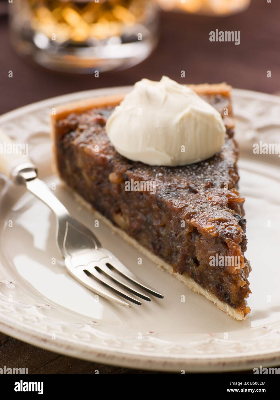 Whisky und getrocknete Früchte Torte mit Schlagsahne Stockfoto