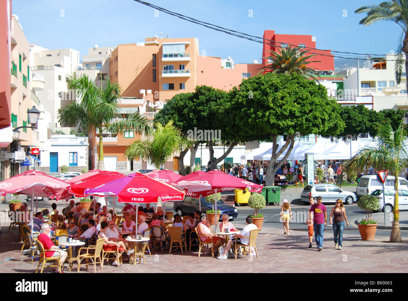 Outdoor-Markt und Restaurant, Calle De La Plaza, Alcala, Teneriffa, Kanarische Inseln, Spanien Stockfoto