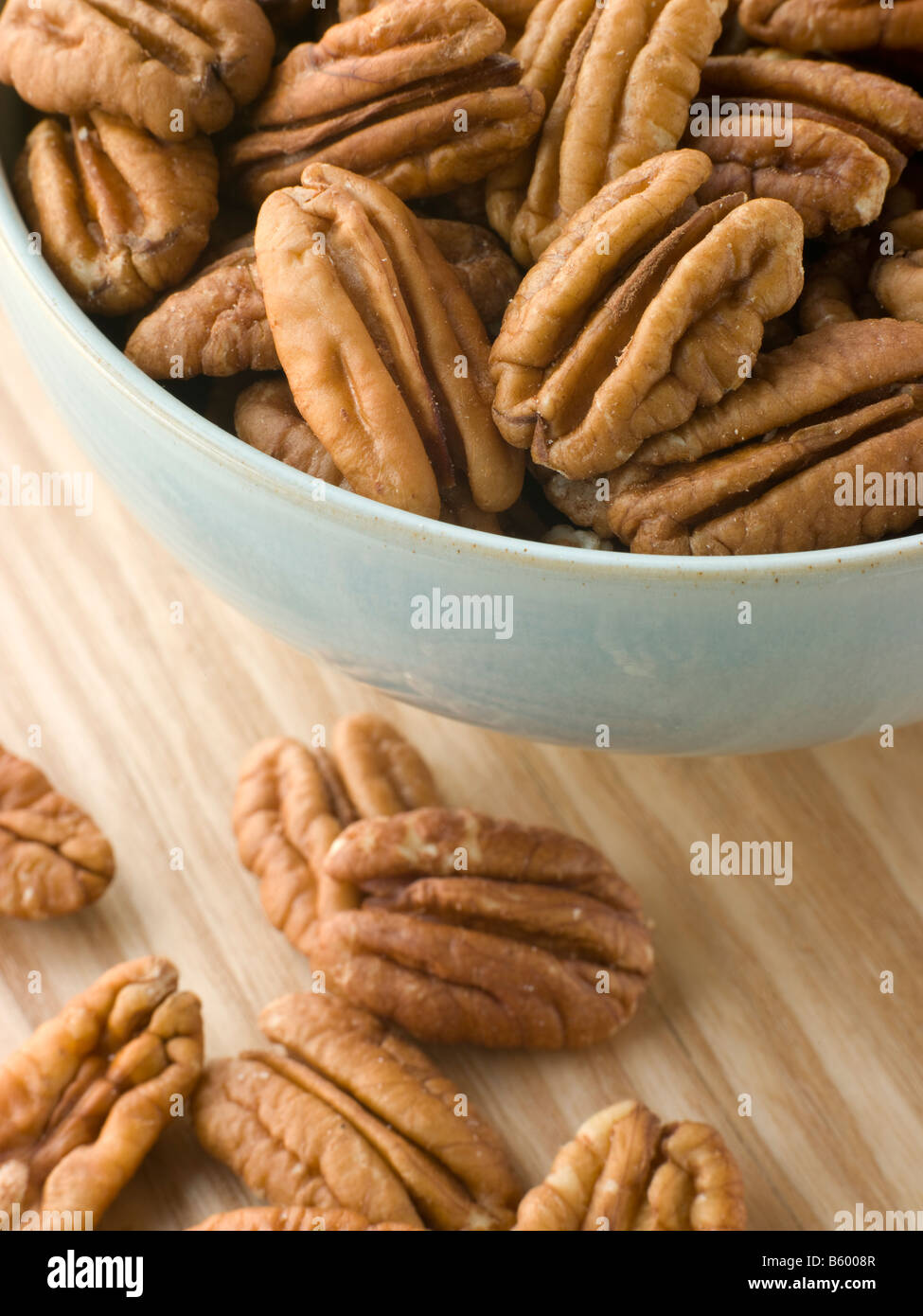 Schale mit Pecan-Nüssen Stockfoto