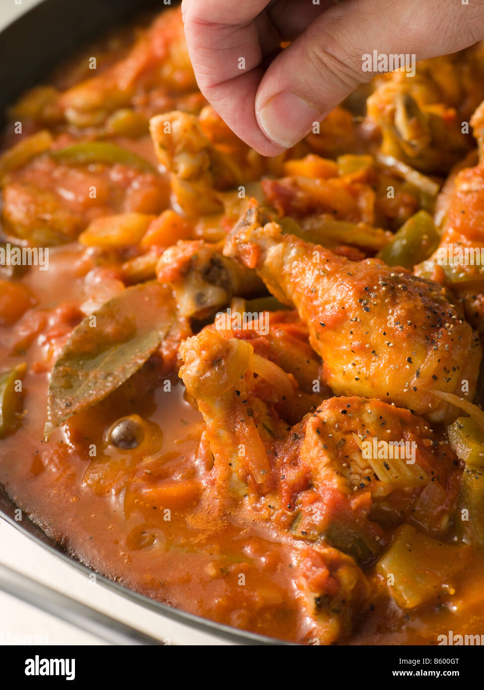 Kreolisches Huhn-Louisiana-Stil In einer Pfanne Kochen Stockfoto