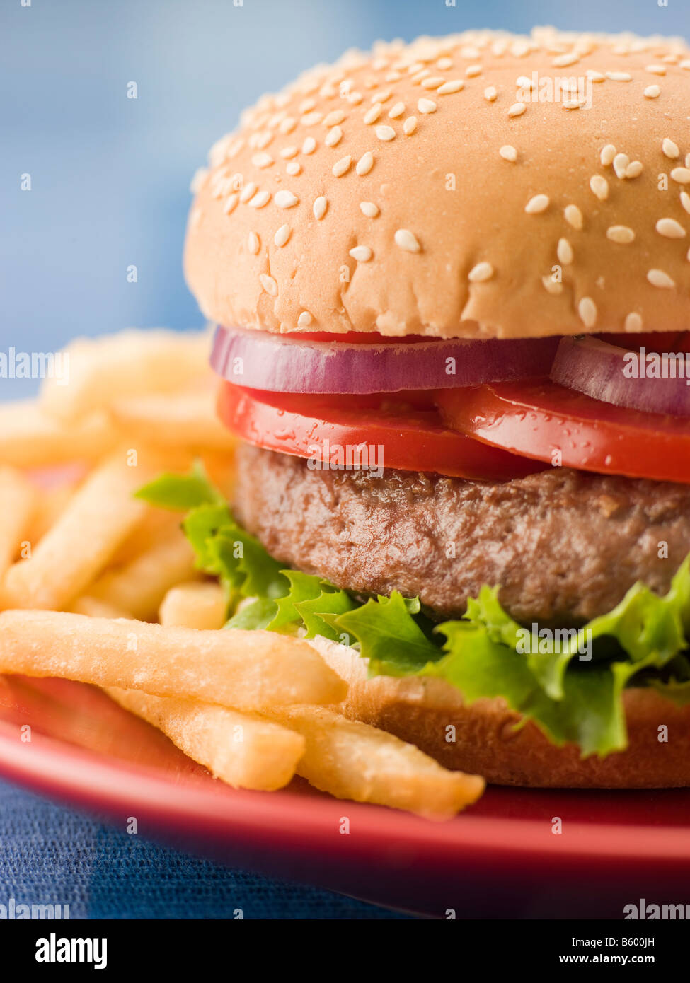 Beef-Burger in einem Sesam Brötchen mit Pommes frites Stockfoto