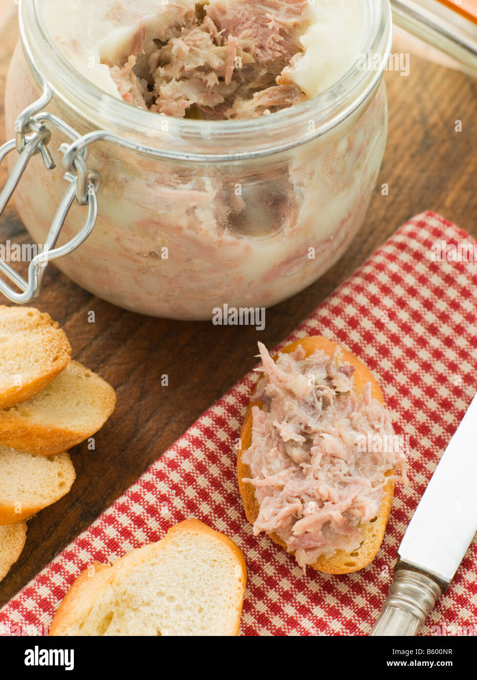 Rilette von Ente und Schweinefleisch mit geröstetem Baguette Croutes Stockfoto