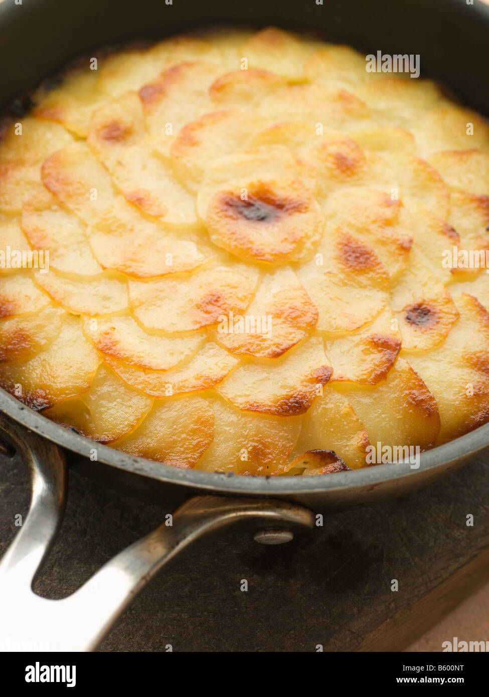 Pomme Anna Kuchen in einer Pfanne erhitzen Stockfoto