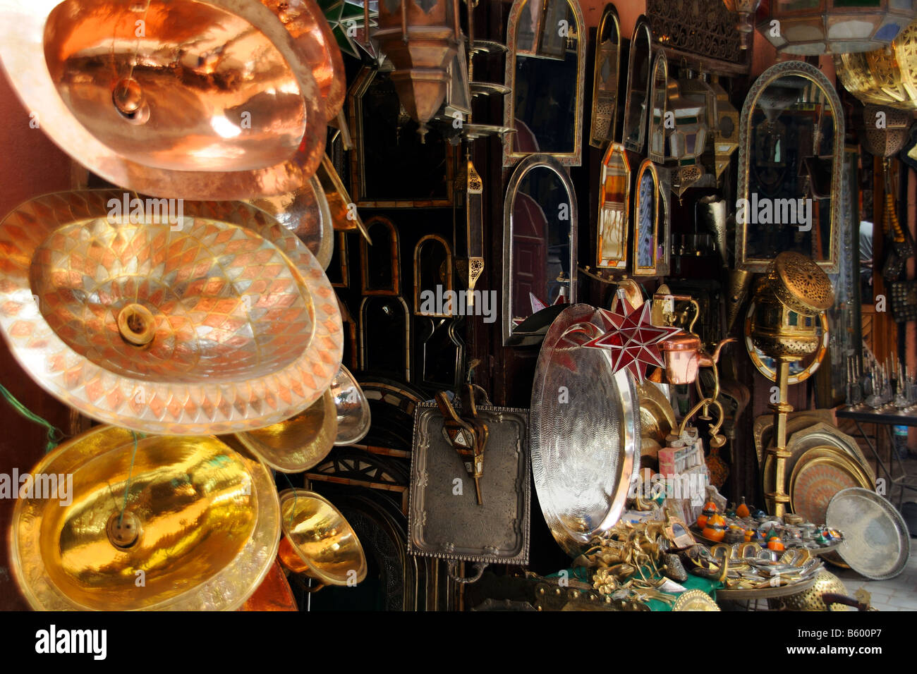 Kupfer und Messinggeschirr verkaufe im Souk in Marrakesch Marokko Stockfoto