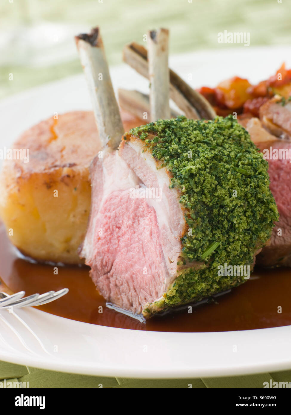 Lammrücken mit Kräuter-Kruste Kartoffel Fondant und Ratatouille ...