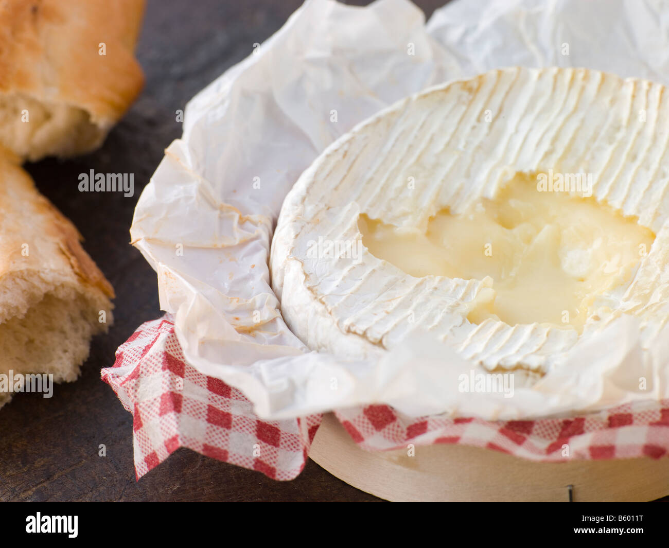 Gebackener Camembert mit knusprigem Baguette Stockfoto
