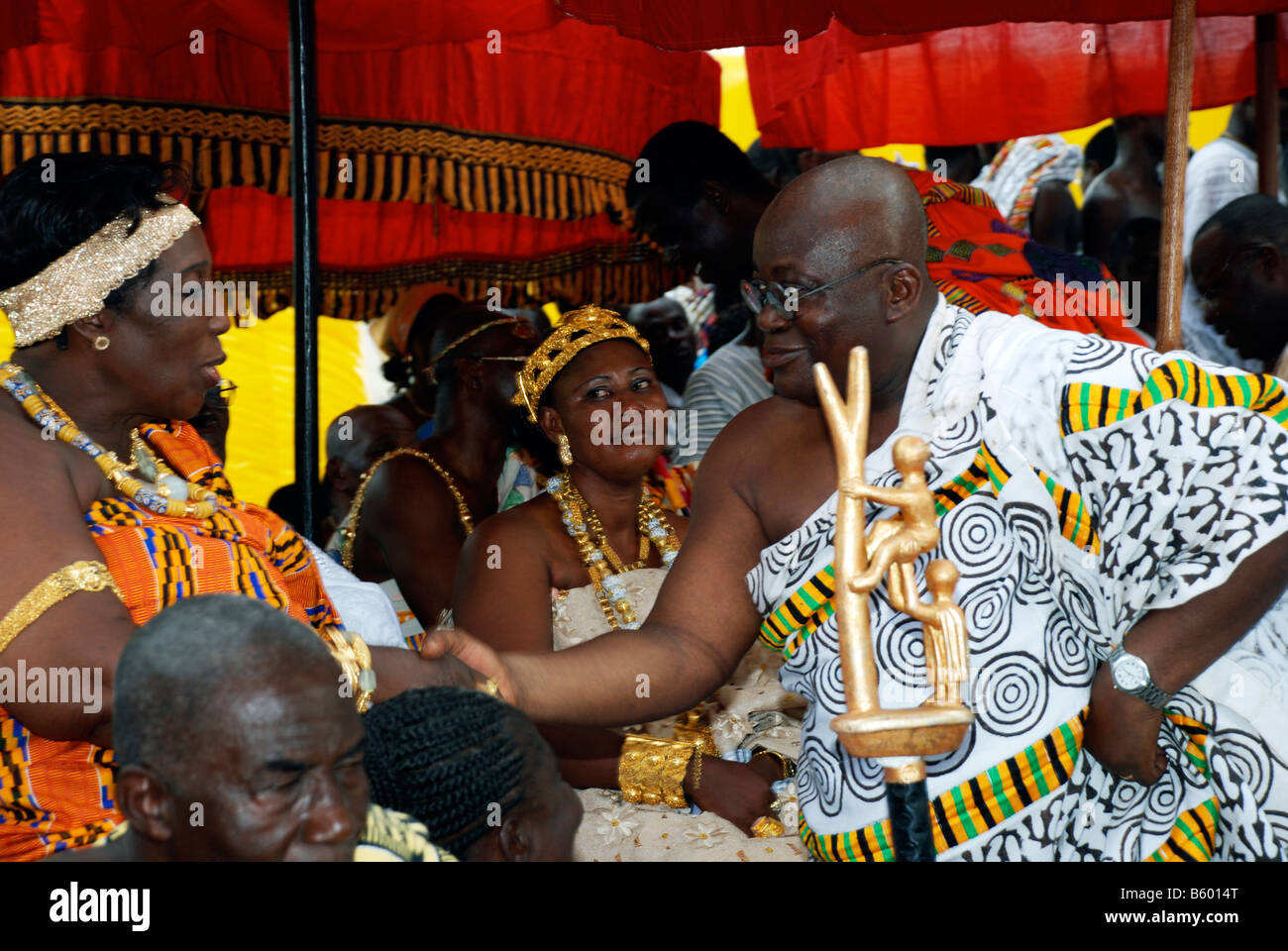 Nana Akufo-Addo der Fahnenträger der patriotischen Partei die regierende Partei von Ghana Händeschütteln mit einer Königin Stockfoto