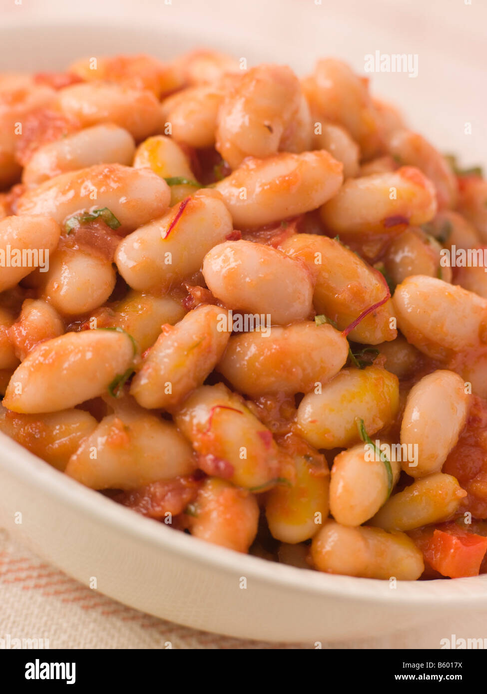 Safran und Tomaten geschmort Cannellini-Bohnen Stockfoto