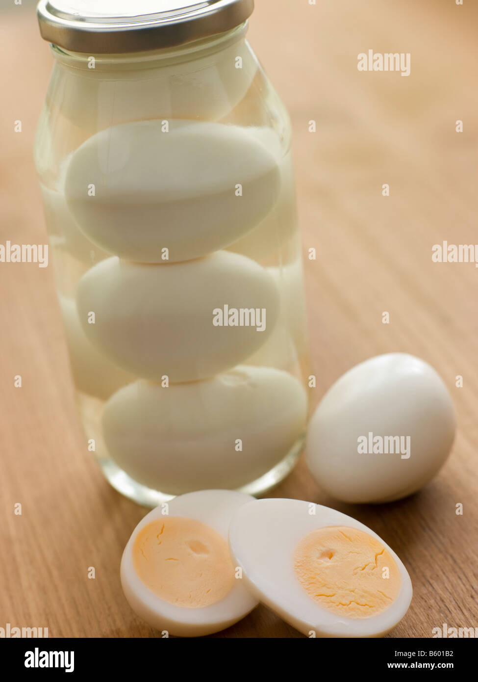 Glas mit eingelegten Eiern Stockfoto