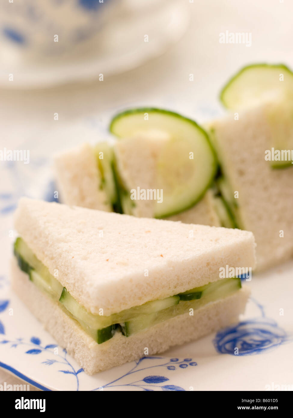 Gurken-Sandwich auf Weißbrot mit Afternoon tea Stockfoto
