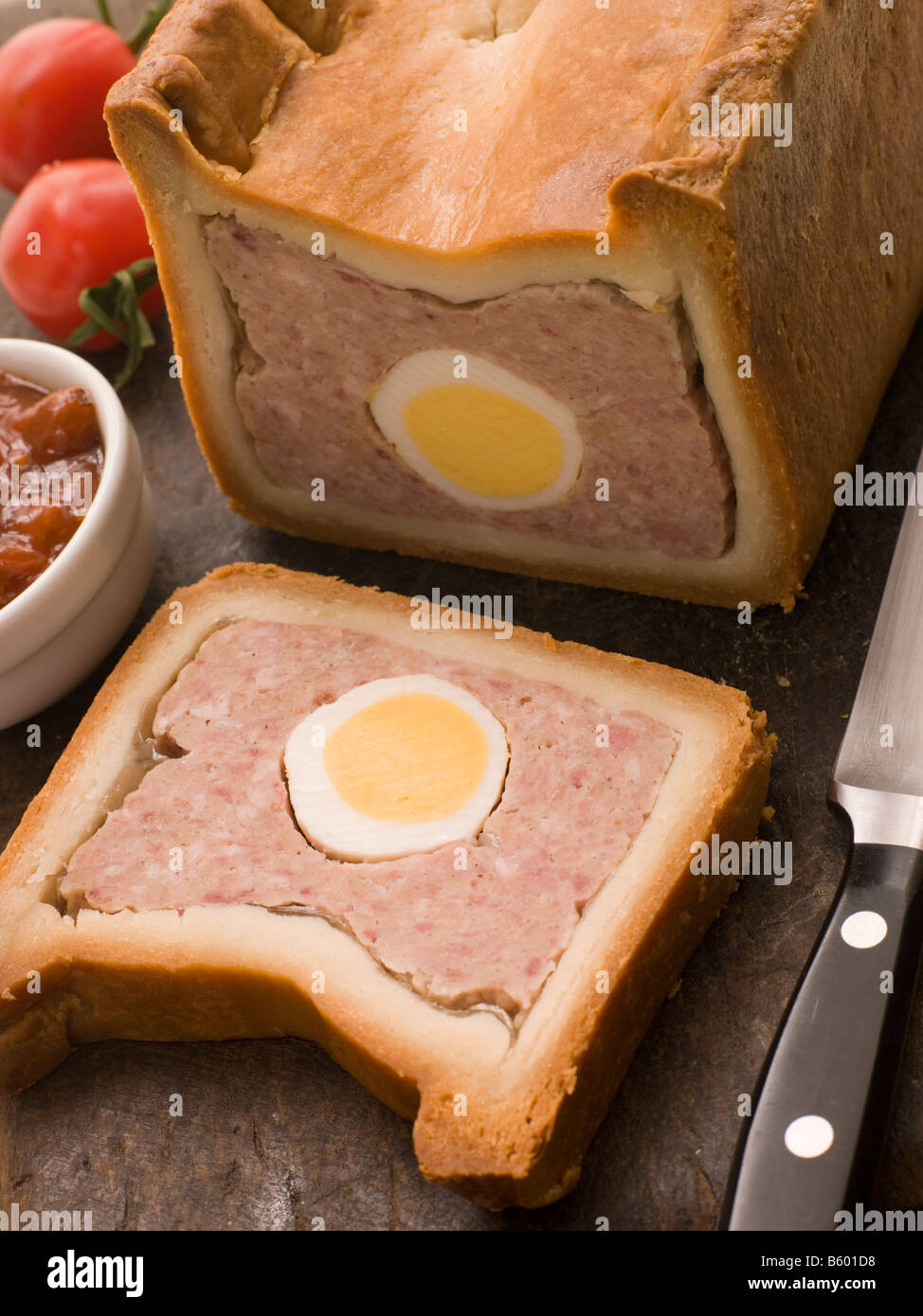Schweinefleisch und Ei Gala Torte mit Tomaten-Chutney Stockfoto