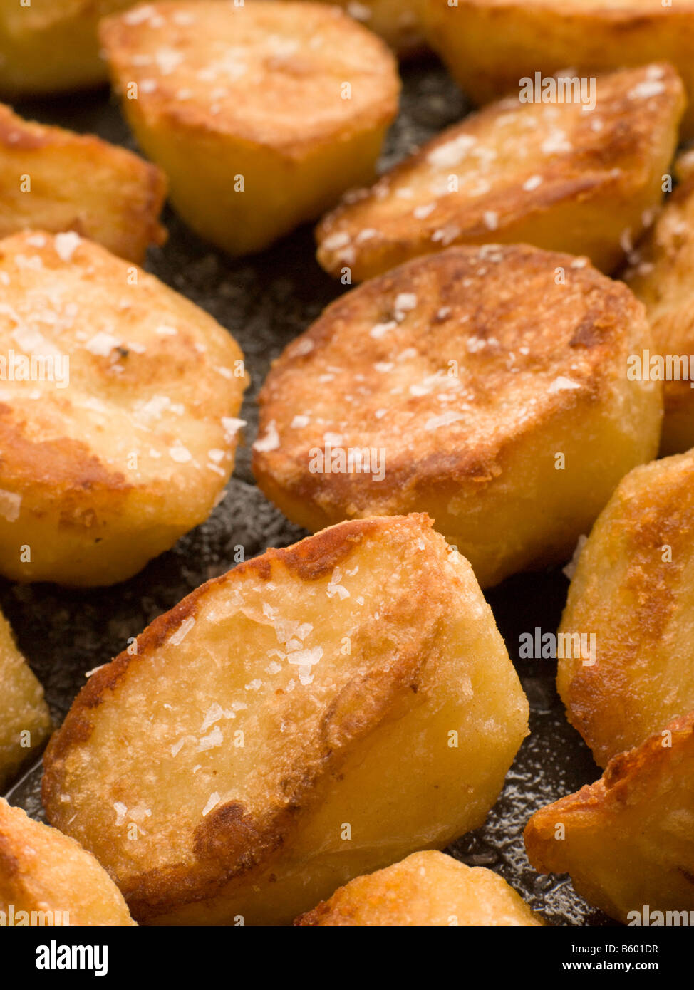 Tablett mit Bratkartoffeln mit Meersalz Stockfoto