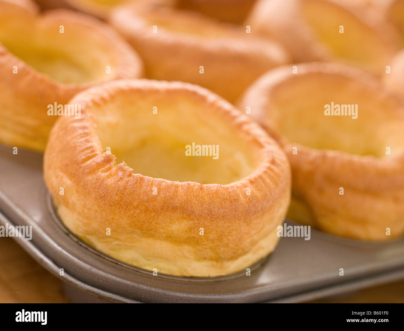 Tablett mit Yorkshire Pudding Stockfoto