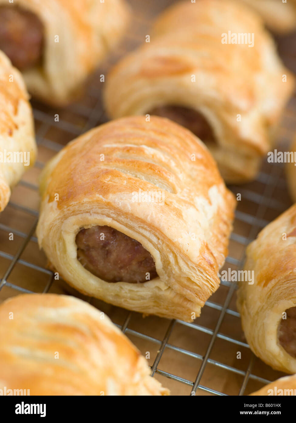 Wurst Rollen auf einem Kuchengitter Stockfoto