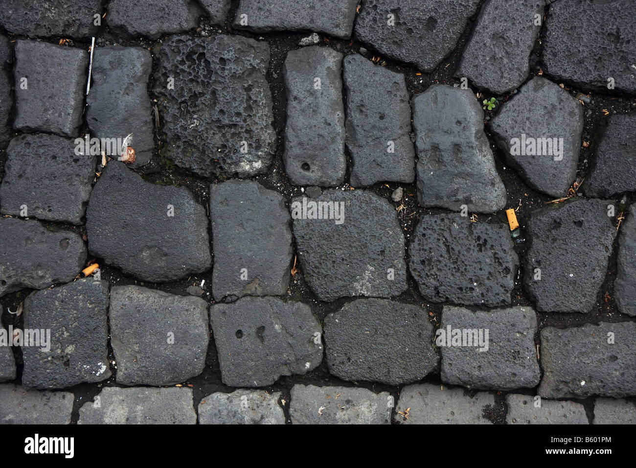 Pflastersteine aus schwarzer Lava in den Straßen von Ponta Delgada Azoren Portugal gemacht Stockfoto