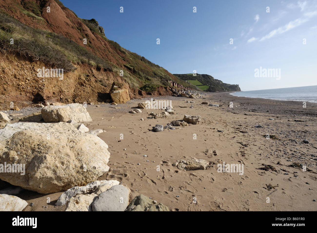 Blick entlang der Kiesstrand mit etwas Sand bei Branscombe East Devon Stockfoto