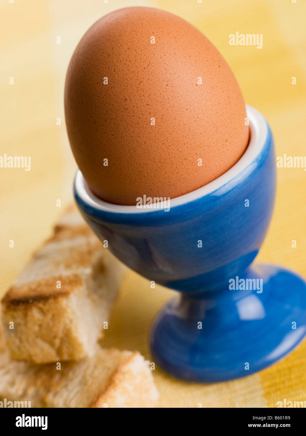 Weich gekochtes Ei in einem Eierbecher mit gerösteten Soldaten Stockfoto