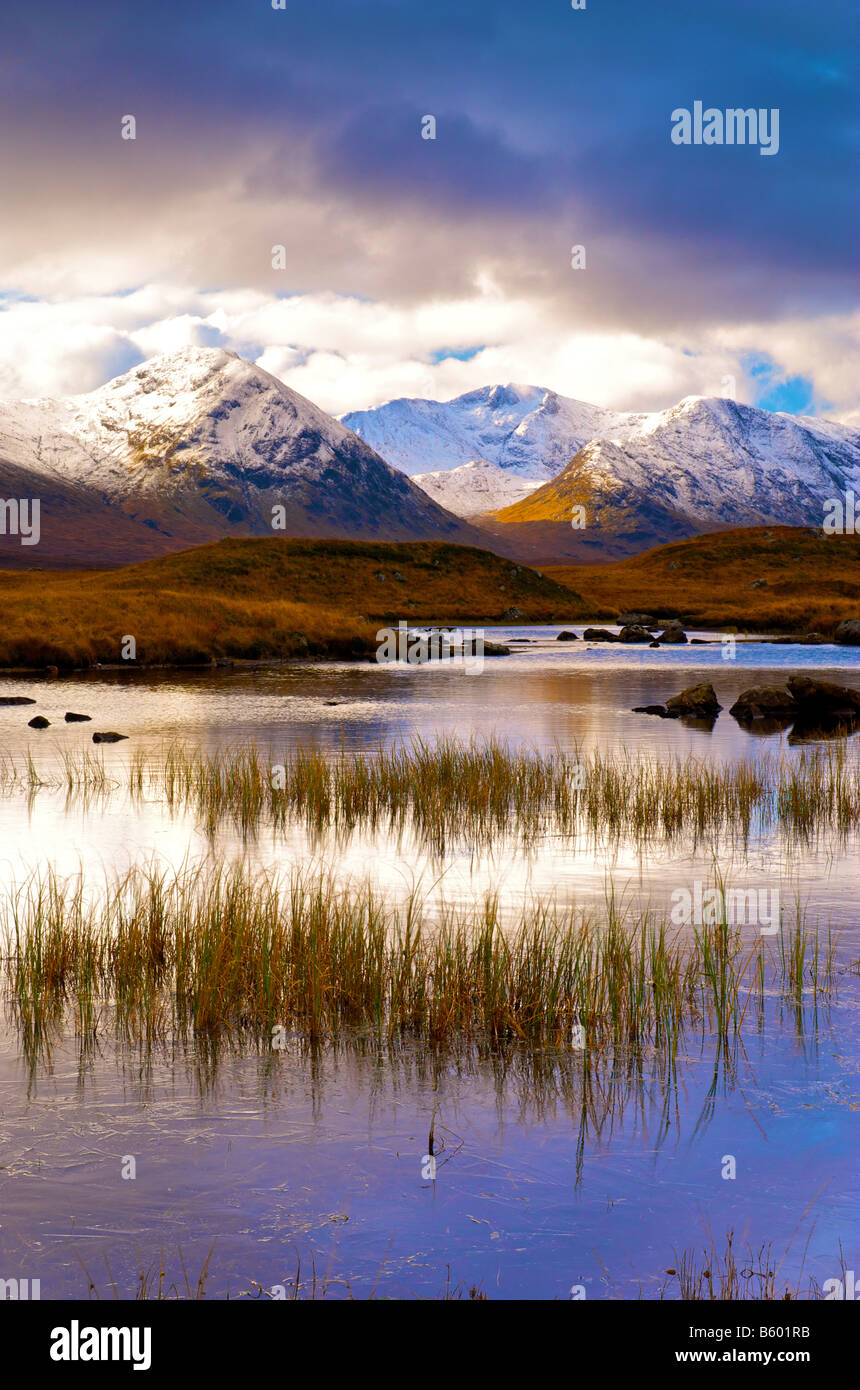 Schwarz zu montieren, in der Morgendämmerung spiegelt sich in Eis bedeckt Fluss Rannoch Moor Schottisches Hochland Stockfoto