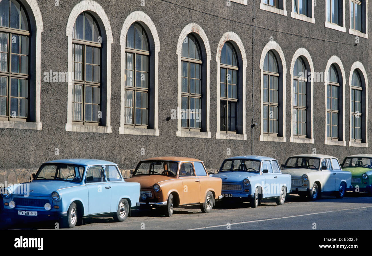 DDR DDR ZEILE DER TRABANT AUTOS AUßERHALB FABRIK Stockfoto