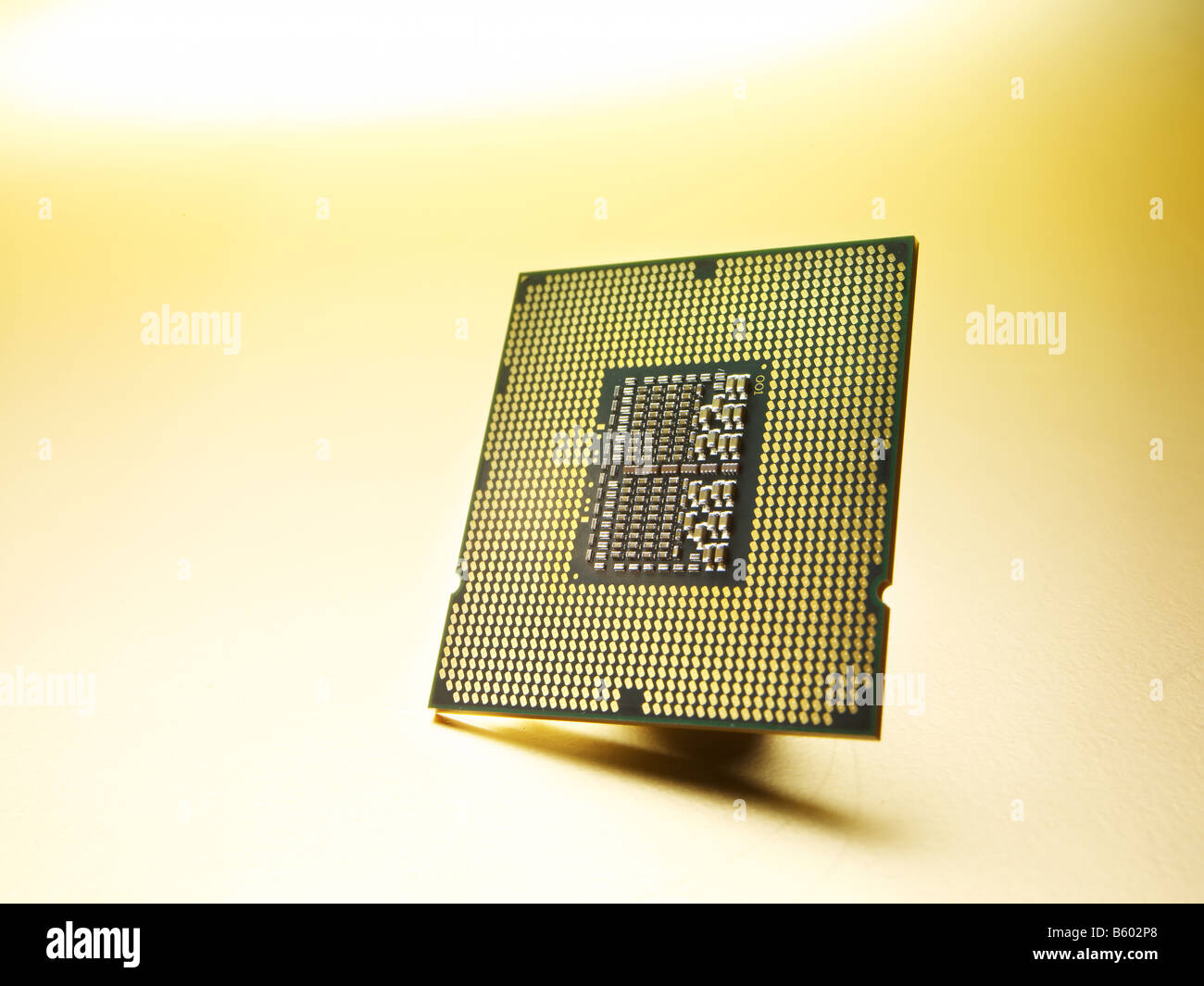 CPU auf Goldgrund gelb glänzend Stockfoto
