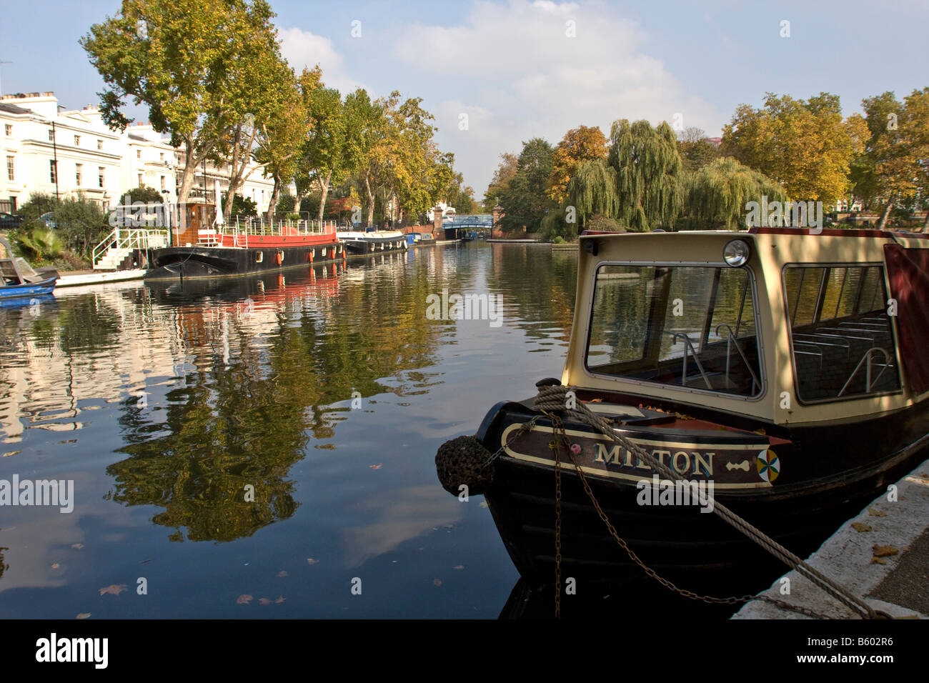 Schmale Boote am Kanal bei wenig Venedig London GB UK Stockfoto