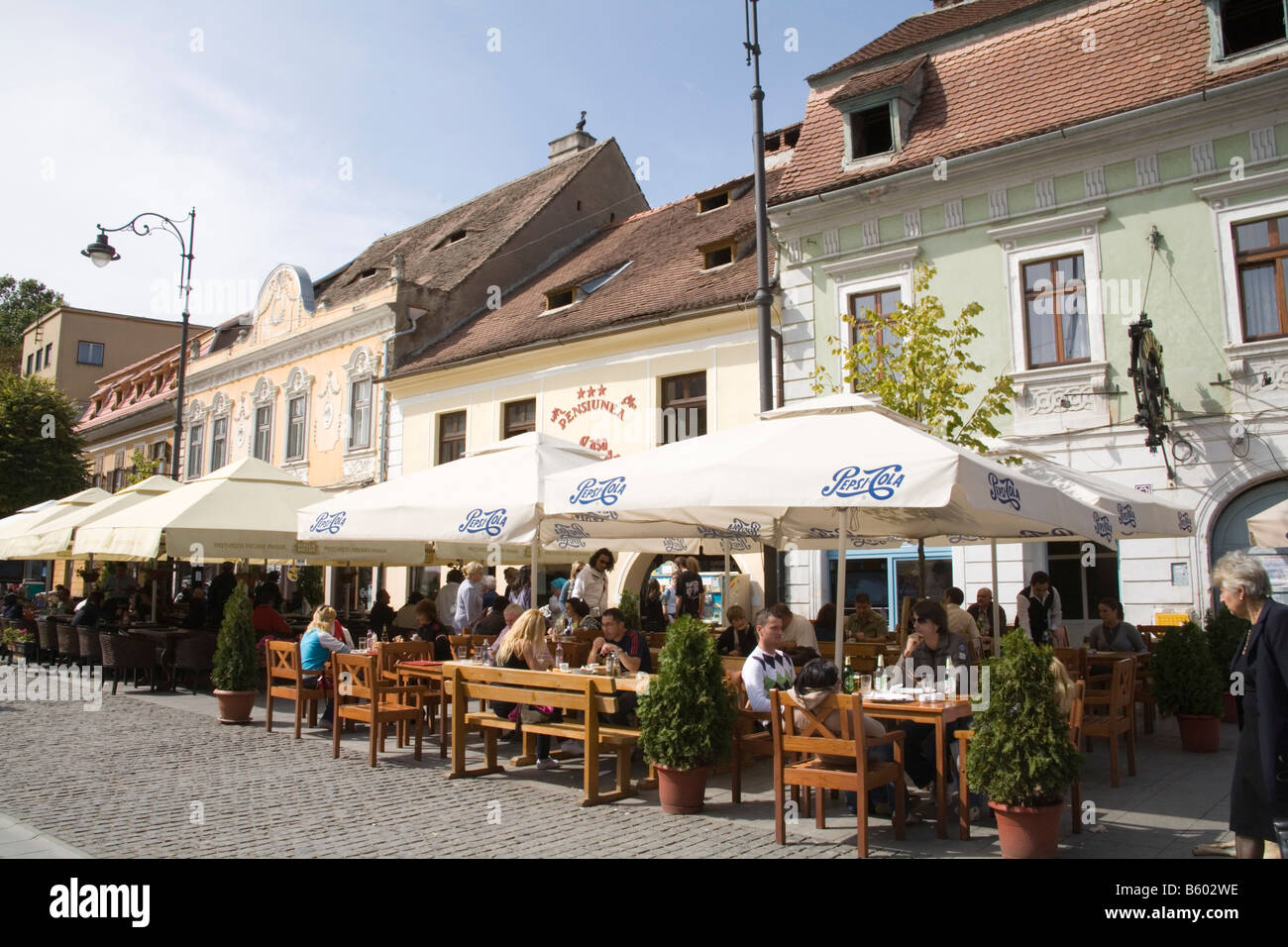 Hermannstadt Siebenbürgen Rumänien Europa September Besucher sitzen in Straßencafés auf der Fußgängerzone Strada Nicholae Balcescu Stockfoto