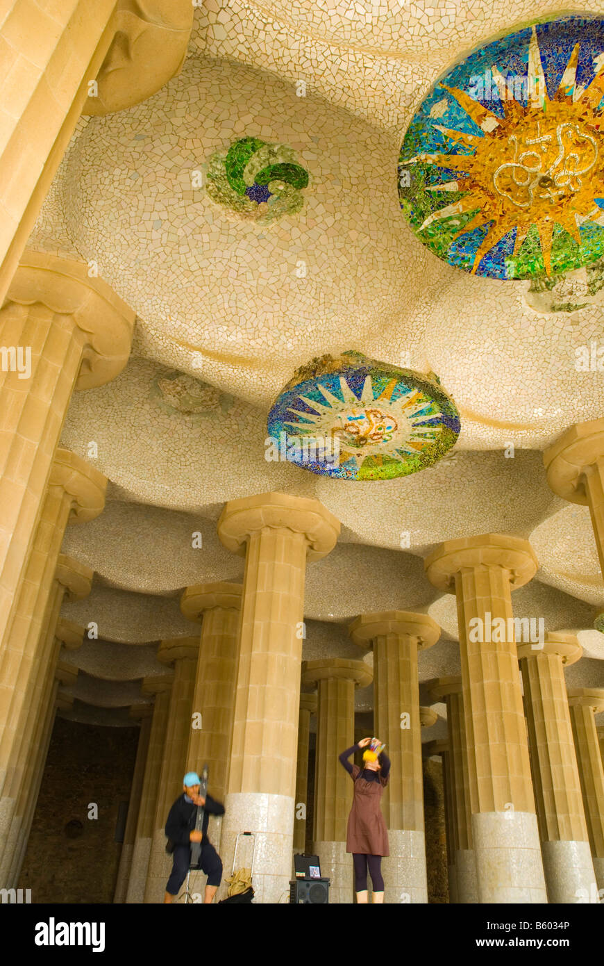 Touristen fotografieren die Mosaiken in der Decke der Säulensaal im Parc Güell in Barcelona Spanien Europa Stockfoto