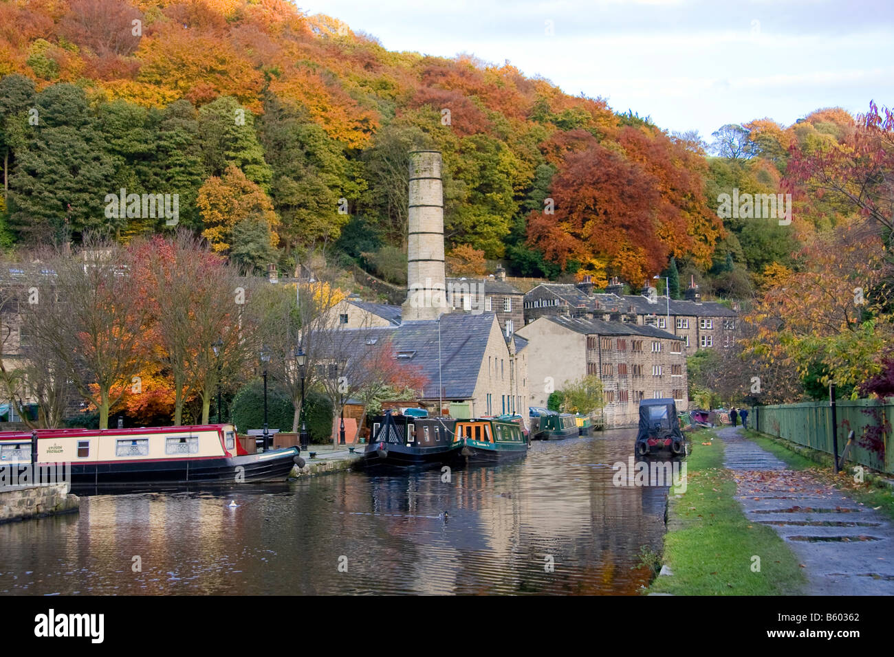 Die Rochdale Kanal, der zieht sich durch Hebden Bridge, Calderdale, West Yorkshire, England, UK Stockfoto