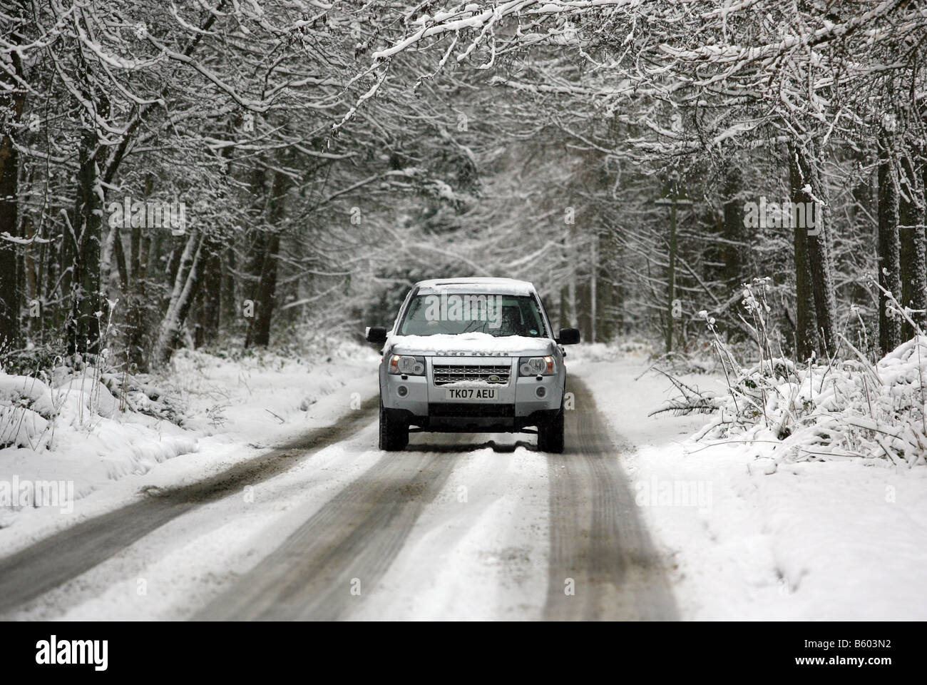 Land Rover Freelander 2 vier Rad-Antrieb fahren entlang einer Schnees bedeckt Landstraße im Winter, in Schottland, Großbritannien Stockfoto