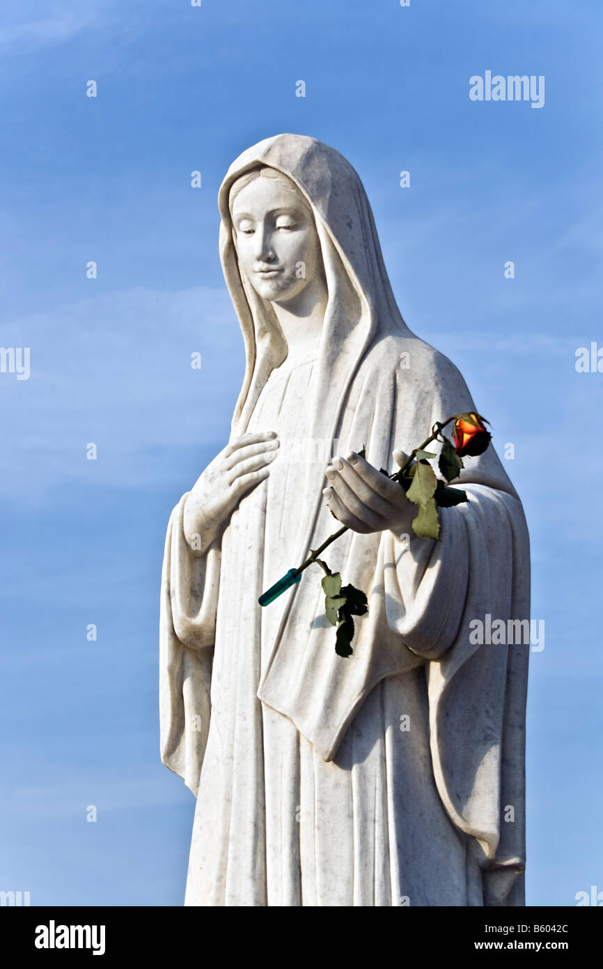 Bosnien & Herzegowina, Medugorje. Statue der Jungfrau Maria im Heiligtum Medjugorje, Bosnien & Herzegowina, Europa. Stockfoto
