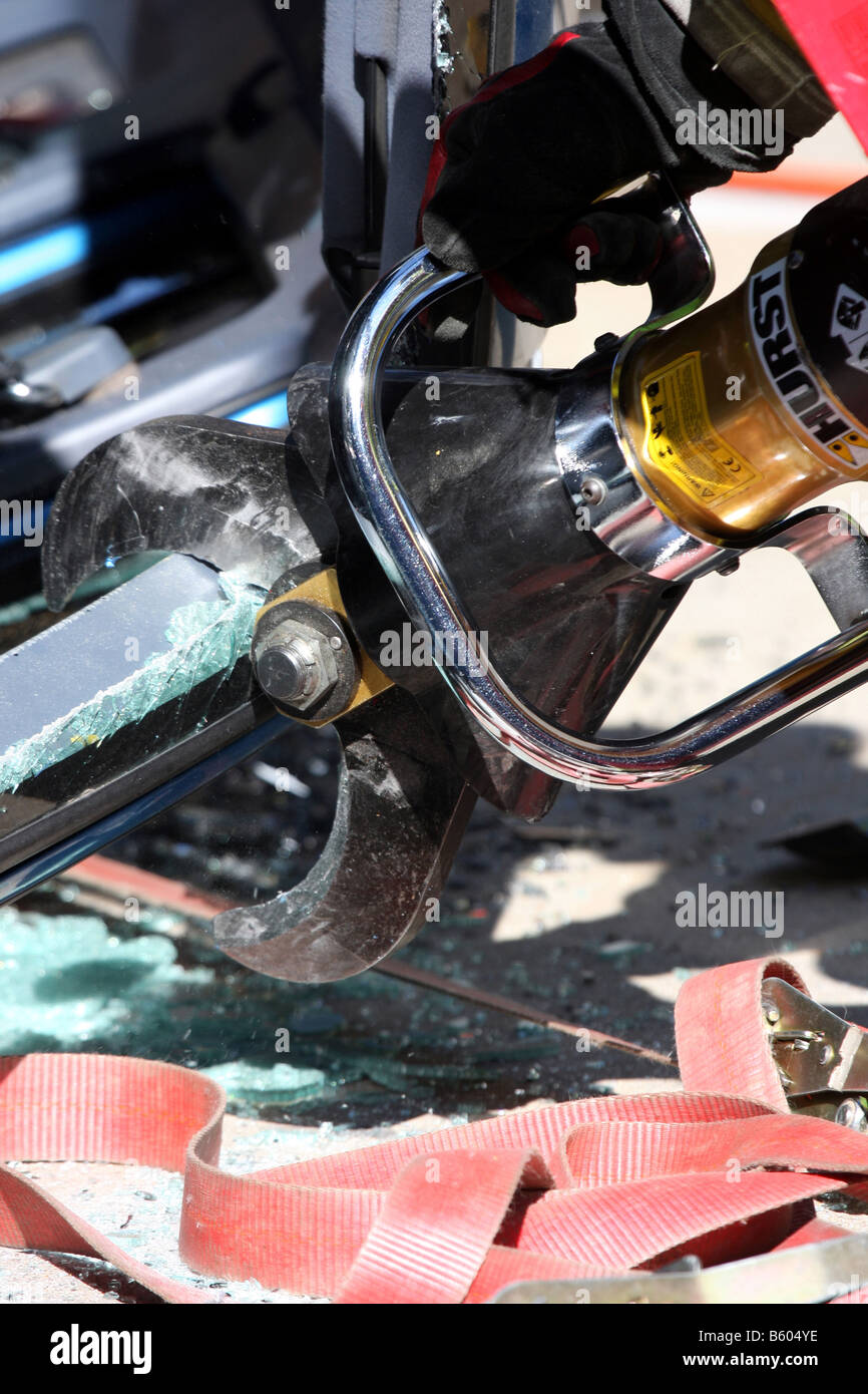 Das Backen des Lebens Bergung Werkzeug schneidet durch eine Stütze eines Autos, die auf die Seite, über gerollt hat Stockfoto