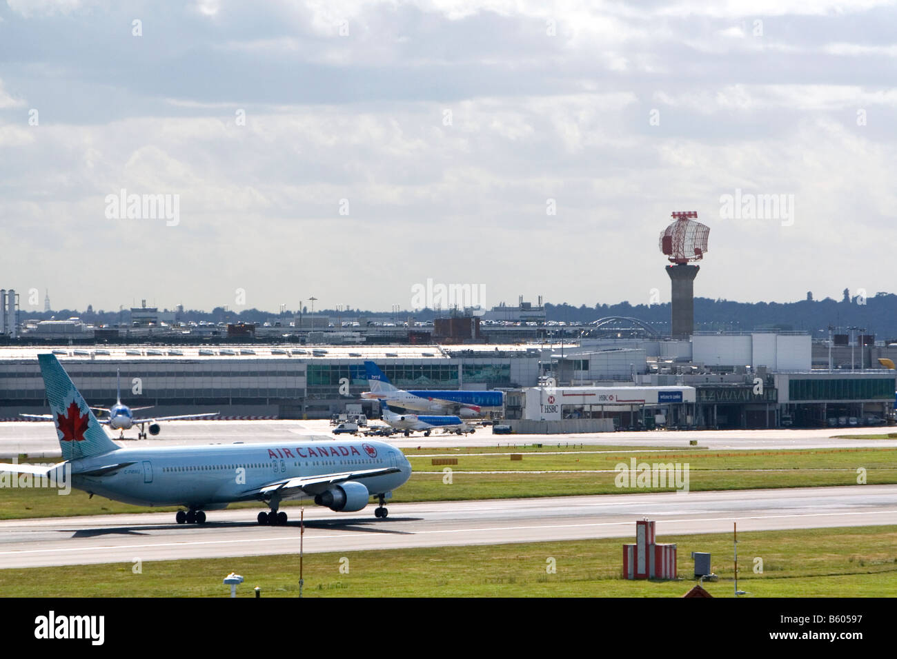 Air Canada Flugzeug auf der Landebahn am London Heathrow Airport England Großbritannien Stockfoto
