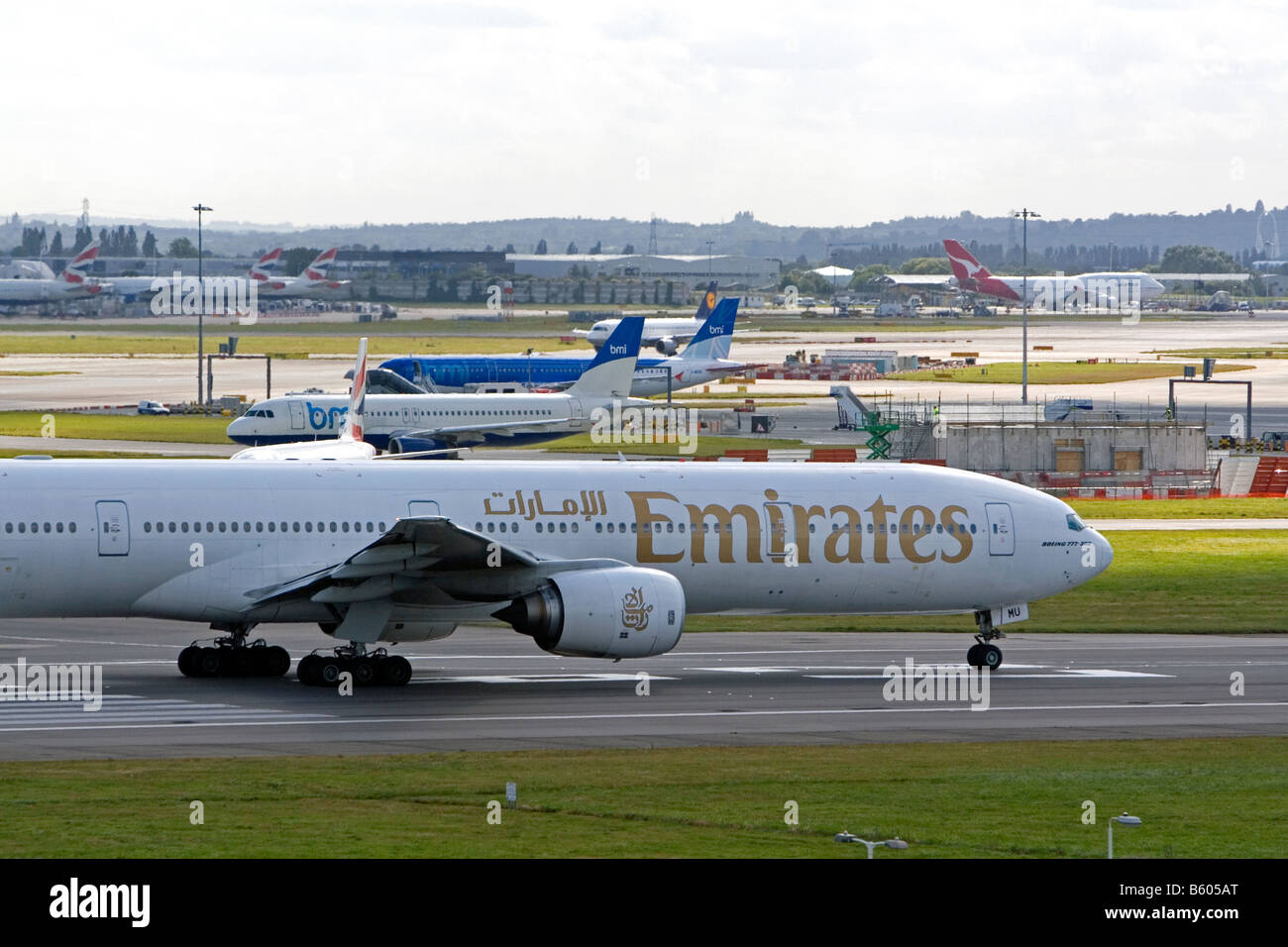 Emirates Boeing 777 Flugzeug auf der Landebahn am London Heathrow Airport England Großbritannien Stockfoto