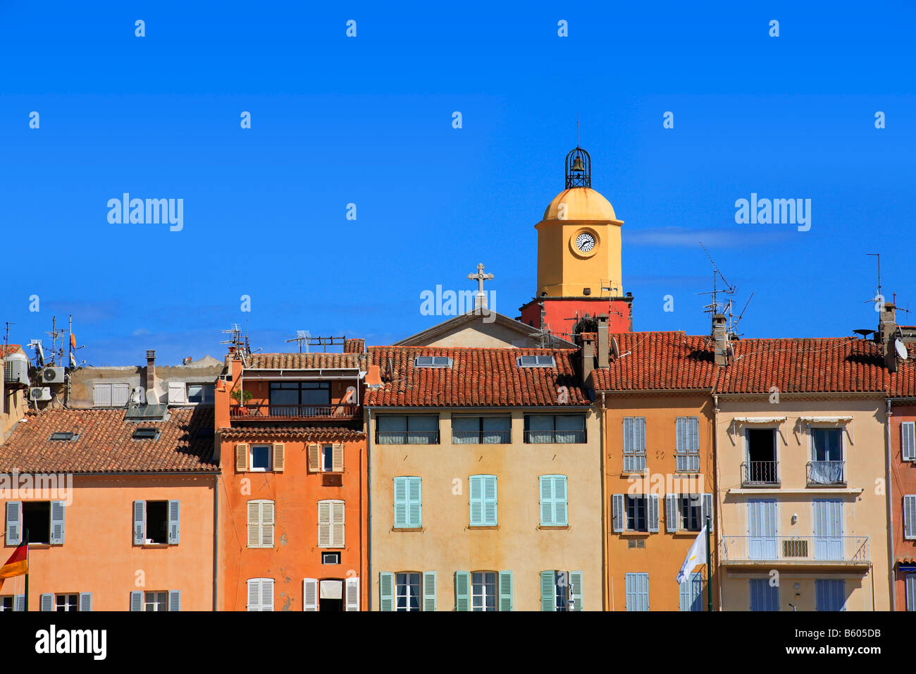 Bunte Häuser und gelben Kirche Turm in St Tropez, Frankreich Stockfoto