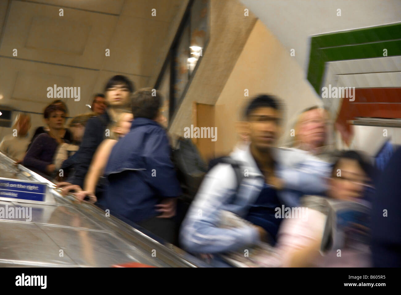 Menschen fahren eine Rolltreppe in der Londoner u-Bahn in London England Stockfoto
