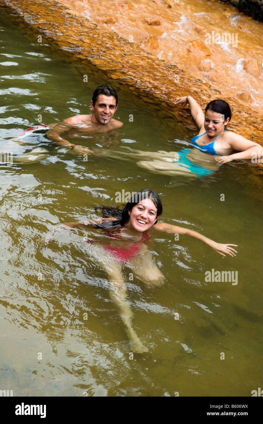Menschen, die in Outdoor-mineralischen Thermalquellen entspannen bündeln Stadt von Furnas Sao Miguel Azoren-Portugal Stockfoto